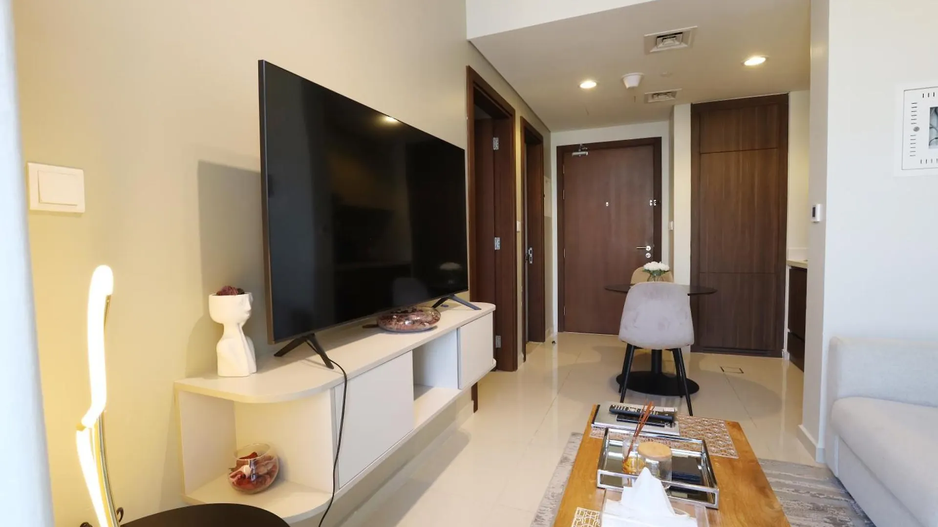 Brown Stone - City & Canal View Reva Dubai Apartment
